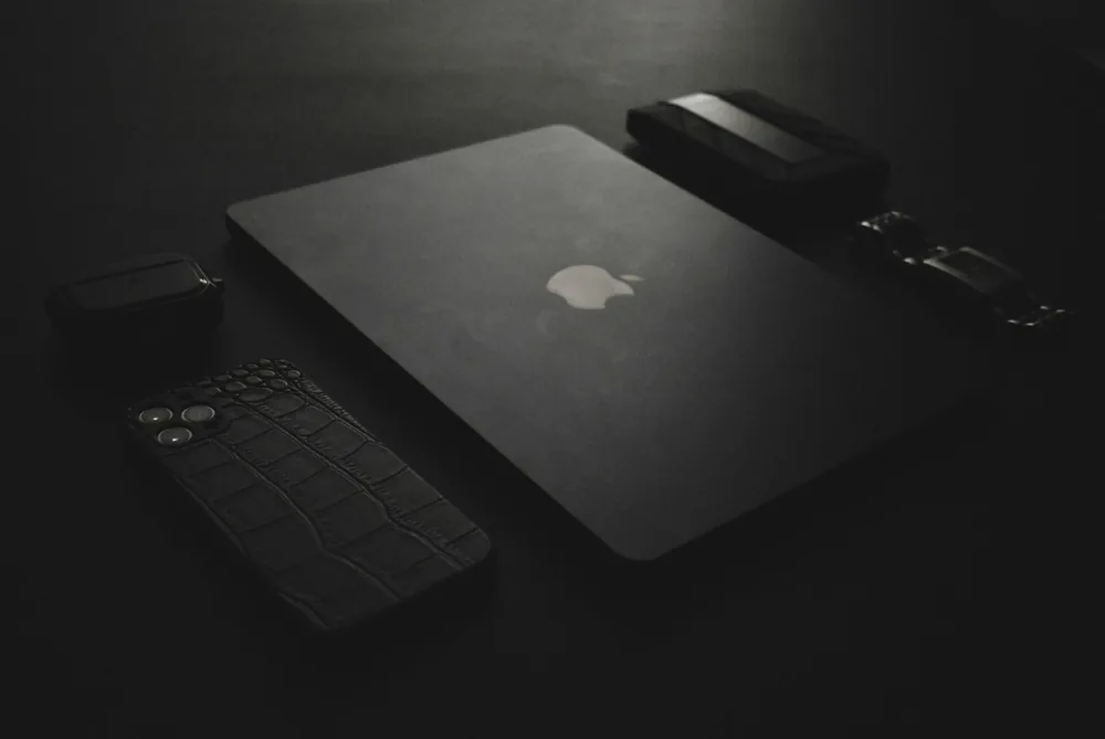 Apple uređaj na tamnoj podlozi